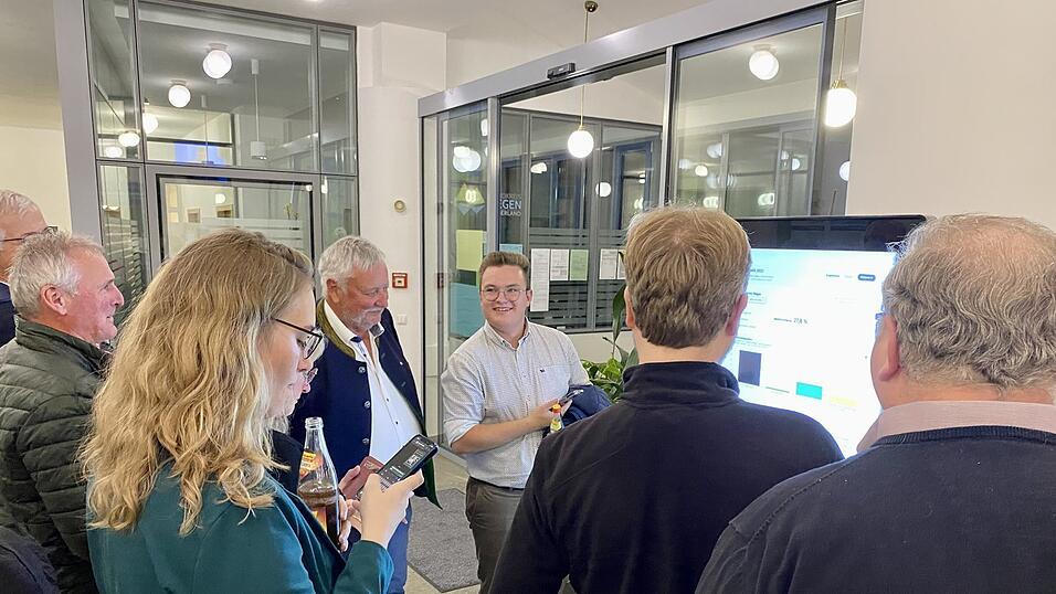 Die Landratskandidaten verfolgen ihre Auszählung.