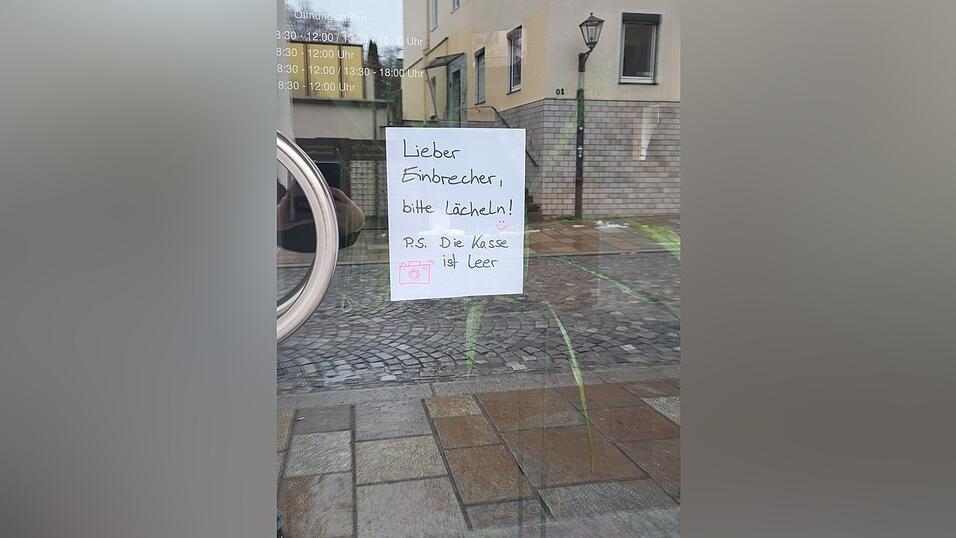 Mit Humor, aber einer klaren Nachricht: Immer mehr Gesch&auml;fte weisen wie Optik Fischer darauf hin, dass es bei ihnen f&uuml;r den Dieb nichts zu holen gibt.