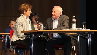 Die 97-jährige Elisabeth Sichart im Gespräch mit Nik Söltl. Die 97-jährige Elisabeth Sichart im Gespräch mit Nik Söltl.