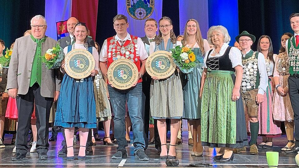 Die Bezirkssch&uuml;tzenk&ouml;nige 2026 wurden proklamiert: Vanessa Komorek, Christoph Gigl und Julia Meindl sind zielsicher.