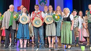 Die Bezirkssch&uuml;tzenk&ouml;nige 2026 wurden proklamiert: Vanessa Komorek, Christoph Gigl und Julia Meindl sind zielsicher.