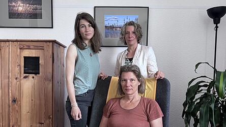 Franziska Markgraf (links), Dr. med Karen Mei&szlig;ner (sitzend) und Stefanie Dechant sehen unsicheren Zeiten f&uuml;r ihren Berufsstand entgegen.