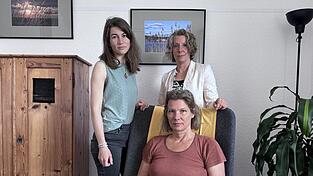 Franziska Markgraf (links), Dr. med Karen Mei&szlig;ner (sitzend) und Stefanie Dechant sehen unsicheren Zeiten f&uuml;r ihren Berufsstand entgegen.