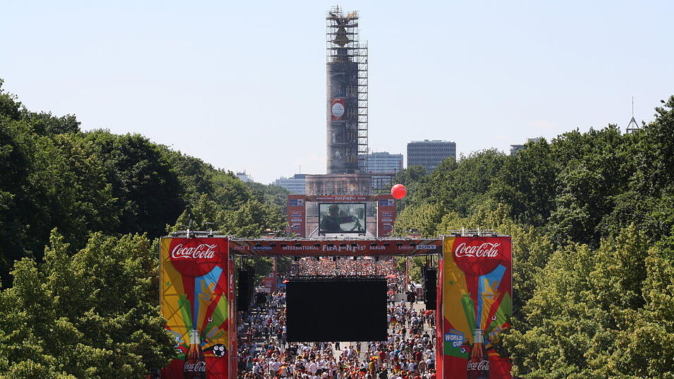 Christian Fertl war am Sonntag auf der Fanmeile in Berlin und erlebte dort das Achtelfinale gegen England auf Gro&szlig;leinwand.