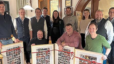 Vier fr&uuml;here Funktionstr&auml;ger (vorne mit den Foto-Erinnerungen) wurden von der neuen Vorstandschaft verabschiedet.