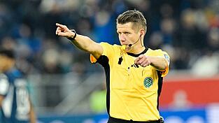 Schiedsrichter Patrick Ittrich hat eine Fehlentscheidung beim Spiel FSV Mainz 05 gegen FC Augsburg einger&auml;umt. (Archivbild)