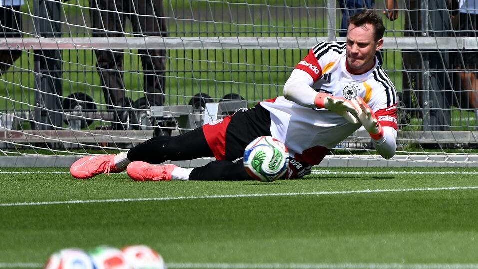 Manuel Neuer h&auml;lt einen Ball im Training der Nationalmannschaft.