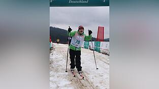Bronze bei den Special Olympics in Lam: Sebastian Witka beim Zieleinlauf des 500-Meter-Sprints. Viele Langläufer kennen den 16-Jährigen inzwischen, der seine Runden am Großen Arber zieht. (Foto: Frisch) Bronze bei den Special Olympics in Lam: Sebastian Witka beim Zieleinlauf des 500-Meter-Sprints. Viele Langläufer kennen den 16-Jährigen inzwischen, der seine Runden am Großen Arber zieht. (Foto: Frisch)