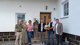 Bei der offiziellen Eröffnung: Bürgermeister Andreas Eckl (v.r.), Roland Kraus, Alex Holzfurtner, Sandra Holzfurtner, Sabine Kirchner und Frank Behrens.