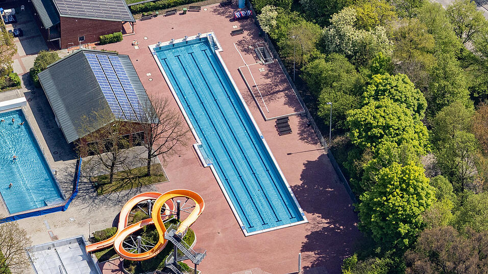 Das Herrenbecken mit seinen vier 50-Meter-Bahnen. Der SC 53 w&uuml;nscht sich daf&uuml;r eine Traglufthalle in der kalten Jahreszeit, um im Winter und im Hinblick auf die anstehende Sanierung bessere Trainingsm&ouml;glichkeiten zu haben.