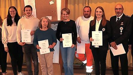 BRK-Kreisgesch&auml;ftsf&uuml;hrer Franz Lobmeier (l.) und Bereitschaftsleiter Jonas Wagner (r.) freuten sich &uuml;ber zwei Neuzug&auml;nge (ab 2. v. l.), Tanja Geith und Clara Br&uuml;cklmayer, sowie &uuml;ber die mit Urkunden und Anstecknadeln ausgezeichneten Mitglieder Christian Pangerl (20 Jahre), Marita Haas (45), Ursula Sch&ouml;tz (25), Stefan Bachl (25), Lisa Karl (20) und Michael Steinbauer (40).