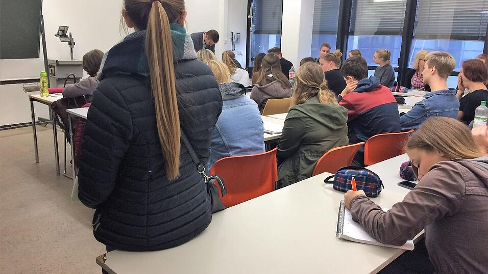 Der Einführungskurs in englische und amerikanische Literatur ist bis auf den letzten Platz besetzt. Der Einführungskurs in englische und amerikanische Literatur ist bis auf den letzten Platz besetzt.