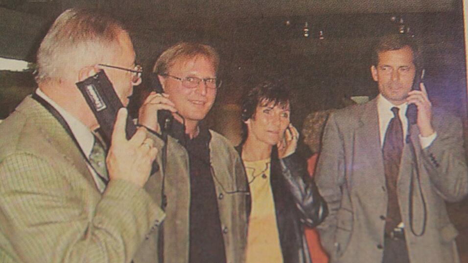 Hier wird nicht telefoniert, sondern in die Vergangenheit eingetaucht: Alfred Mittermeier (v.l.), Walter Fischer, Dr. Johanna Auerbeck und Bürgermeister Helmut Steininger testen im Jahr 2000 den Museumsführer.