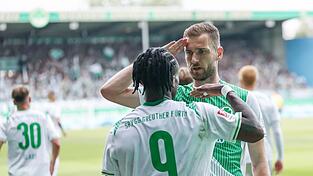 Die F&uuml;rther Noel Futkeu und Dennis Srbeny bejubeln den Sieg &uuml;ber D&uuml;sseldorf.