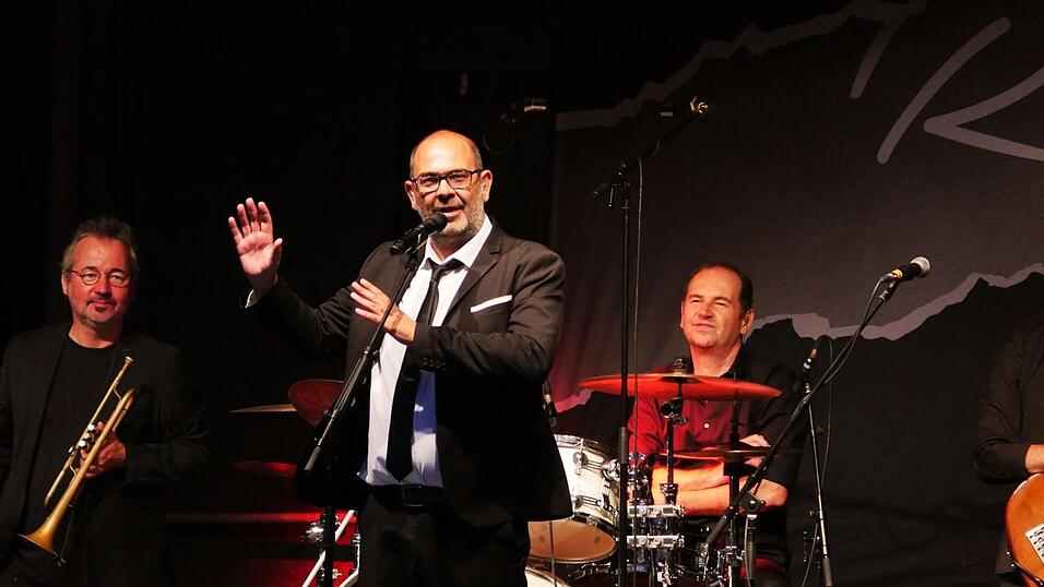 Mit seiner 'Heile Welt'-Tour ist Hannes Ringlstetter zweimal in Passau zu Gast.
