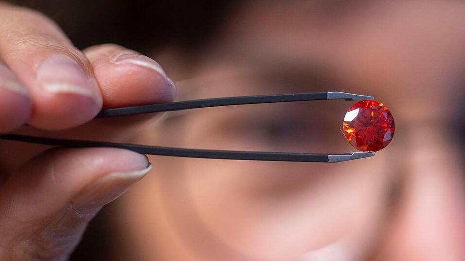 Ein Diamant aus Asche kostet mehrere tausend Euro. (Archivbild)