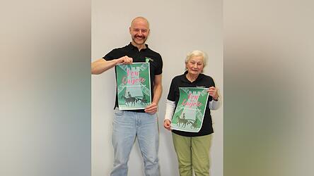 Spielersprecher Markus Kilger und FSG-Vorsitzende Beate Bauer freuen sich über die Stückauswahl: „Wir sind total aufgeregt und neugierig.“