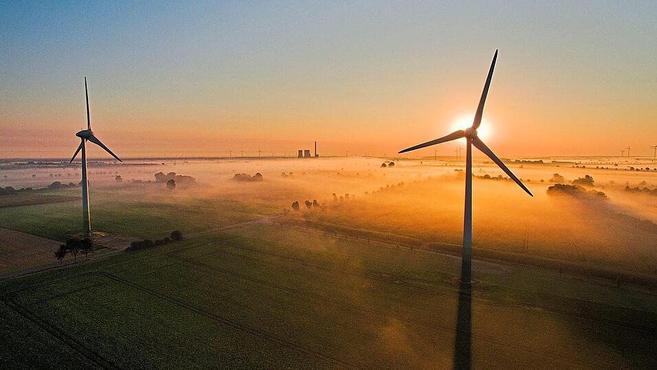 Die aufgehende Sonne taucht &uuml;ber Feldern und Windr&auml;dern den Nebel in warmes Licht. Nicht alle sind der Windkraft aber wohlgesonnen. Vor allem dann nicht, wenn das Windrad in n&auml;chster N&auml;he steht.