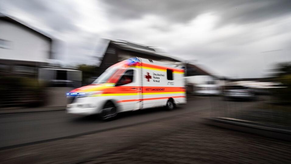 Sanit&auml;ter bringen den Betrunkenen in ein Krankenhaus. (Symbolbild)