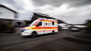 Sanit&auml;ter bringen den Betrunkenen in ein Krankenhaus. (Symbolbild)