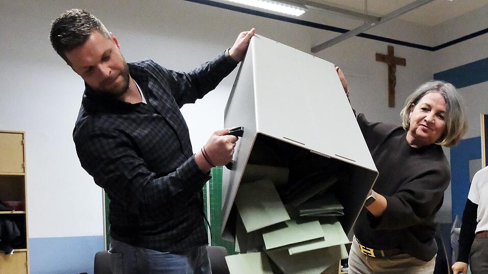 Der Moment der Wahrheit: Wahlhelfer schütten die Urne aus. Mittlerweile sind alle Stimmzettel ausgezählt. Der Moment der Wahrheit: Wahlhelfer schütten die Urne aus. Mittlerweile sind alle Stimmzettel ausgezählt.