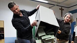 Der Moment der Wahrheit: Wahlhelfer sch&uuml;tten die Urne aus. Mittlerweile sind alle Stimmzettel ausgez&auml;hlt.