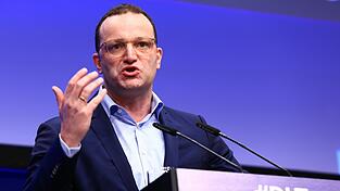 Die Begeisterung der JU f&uuml;r Friedrich Merz (l.) ist geschwunden. Jens Spahn (M.) kann dagegen punkten. Ralph Brinkhaus (r.) d&uuml;rfte sich fragen, ob er mit seinem Auftritt Unterst&uuml;tzer verloren hat.