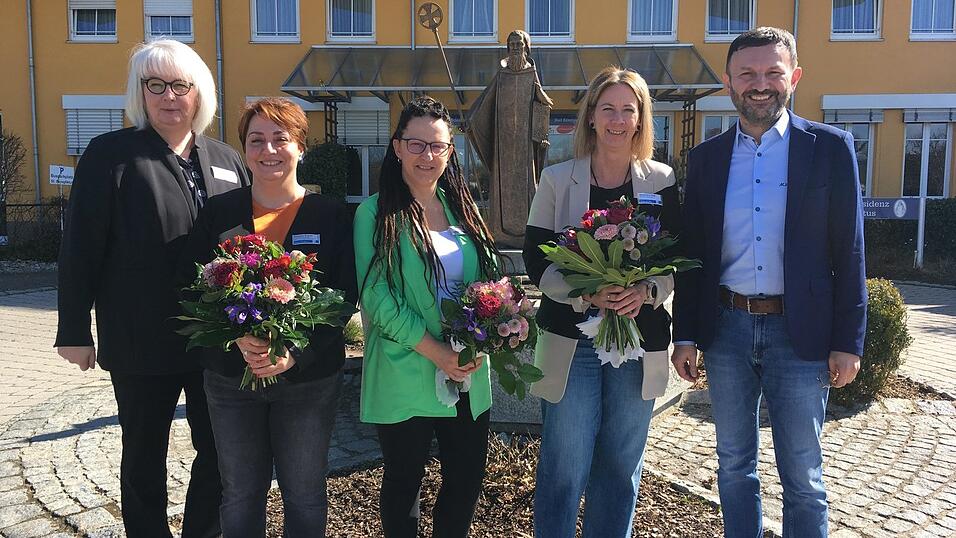 Blumen f&uuml;r die neue F&uuml;hrungskr&auml;fte: Carmen Wolff-Heinrich von der Betreiberfirma Auvictum (l.) und B&uuml;rgermeister Markus Hofmann (r.) w&uuml;nschen Alexandra Vogl (2.v.r.), Sandra Hoffmann (3.v.r) und Stefanie Brandl einen guten Start.