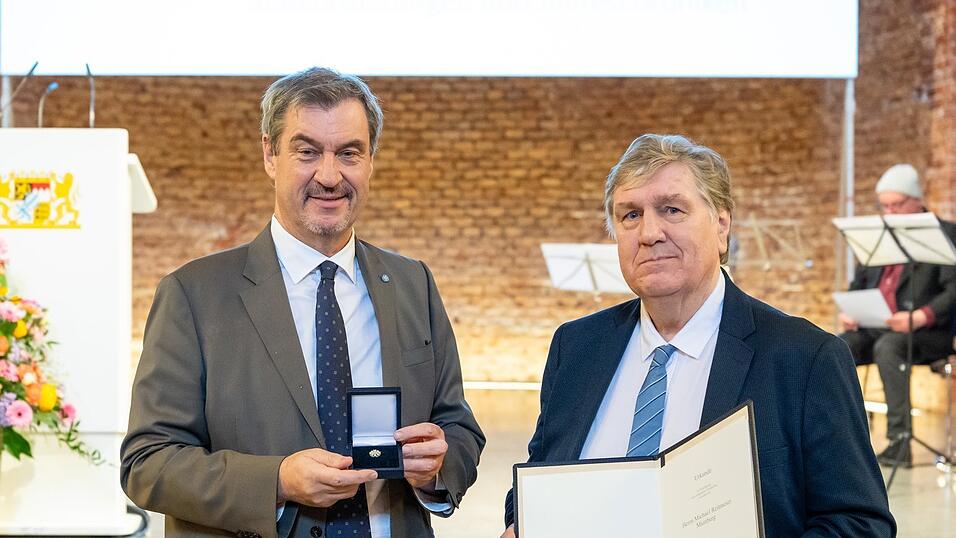 Verleihung des Ehrenzeichens Ehrenamt durch Bayerns Ministerpräsident Markus Söder an Michael Reitmeier. Verleihung des Ehrenzeichens Ehrenamt durch Bayerns Ministerpräsident Markus Söder an Michael Reitmeier.