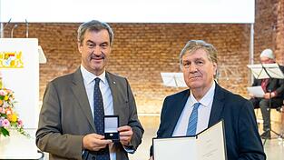 Verleihung des Ehrenzeichens Ehrenamt durch Bayerns Ministerpräsident Markus Söder an Michael Reitmeier. Verleihung des Ehrenzeichens Ehrenamt durch Bayerns Ministerpräsident Markus Söder an Michael Reitmeier.