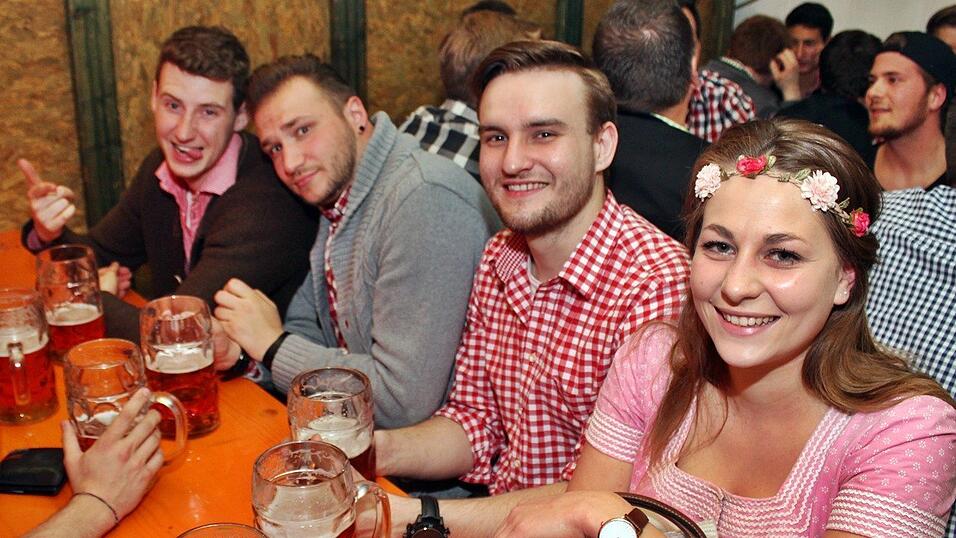 Die Fr&uuml;hjahrsdult 2017 in Landshut neigt sich dem Ende entgegen. Grund genug, noch einmal richtig in den Bierzelten zu feiern - abgerundet vom traditionellen Feuerwerk.