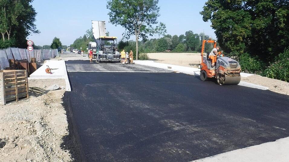 Letzte Arbeiten an der Brücke über die Bundesstraße B11 bei Tiefenbach. Seit vergangener Woche ist sie für den Verkehr freigegeben. Letzte Arbeiten an der Brücke über die Bundesstraße B11 bei Tiefenbach. Seit vergangener Woche ist sie für den Verkehr freigegeben.