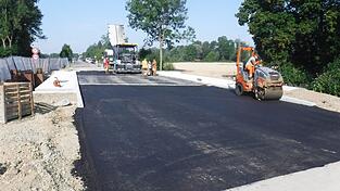 Letzte Arbeiten an der Brücke über die Bundesstraße B11 bei Tiefenbach. Seit vergangener Woche ist sie für den Verkehr freigegeben.
