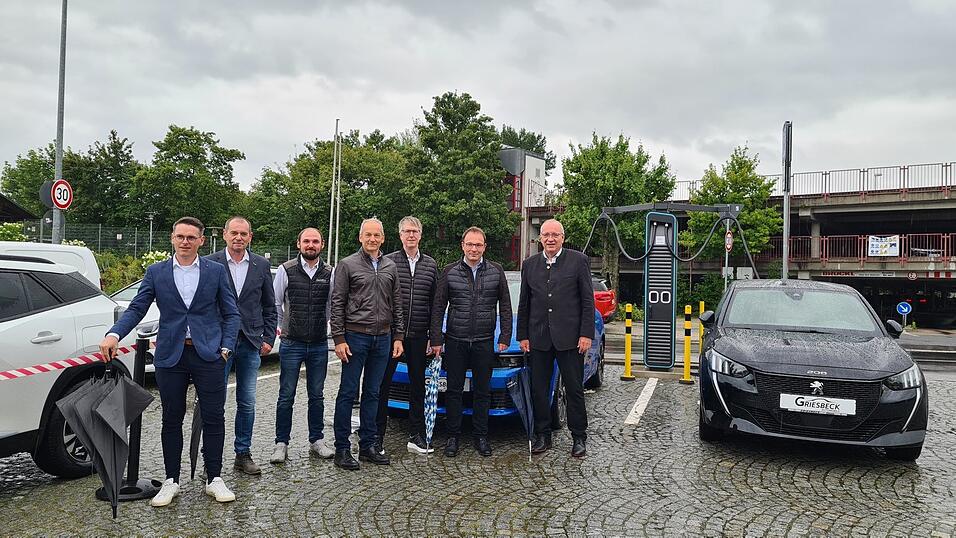 Peter Reif (Mitte), Geschäftsführer des Autohauses Griesbeck in Cham, ist ein Vorreiter für eine grüne Zukunft. Auf dem Gelände seines Autohauses steht seit kurzem eine Schnellladestation für E-Autos. Landrat Franz Löffler, Bürgermeister Martin Stoiber und an dem Bau beteiligte Mitarbeiter des Autohauses sowie des Unternehmens Rädlinger haben am Mittwochvormittag die Ladestation gemeinsam eröffnet. Peter Reif (Mitte), Geschäftsführer des Autohauses Griesbeck in Cham, ist ein Vorreiter für eine grüne Zukunft. Auf dem Gelände seines Autohauses steht seit kurzem eine Schnellladestation für E-Autos. Landrat Franz Löffler, Bürgermeister Martin Stoiber und an dem Bau beteiligte Mitarbeiter des Autohauses sowie des Unternehmens Rädlinger haben am Mittwochvormittag die Ladestation gemeinsam eröffnet.