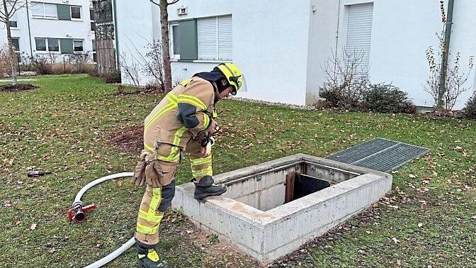 Laub beziehungsweise Unrat in einem Schacht waren in Brand geraten.