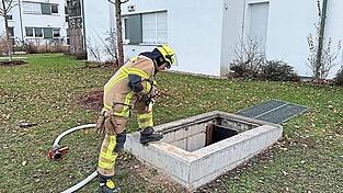 Laub beziehungsweise Unrat in einem Schacht waren in Brand geraten.