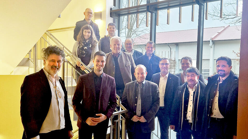 Lothar Löffler (links) von der Hochbauverwaltung zeigte den daran interessierten Gemeindetagsmitgliedern im Anschluss an die Sitzung dann noch den Landratsamtsanbau.