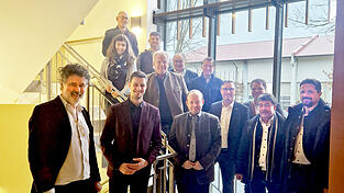 Lothar Löffler (links) von der Hochbauverwaltung zeigte den daran interessierten Gemeindetagsmitgliedern im Anschluss an die Sitzung dann noch den Landratsamtsanbau. Lothar Löffler (links) von der Hochbauverwaltung zeigte den daran interessierten Gemeindetagsmitgliedern im Anschluss an die Sitzung dann noch den Landratsamtsanbau.