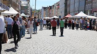 Wie gewohnt viel los war Sonntagnachmittag beim Antikmarkt in der Alt- und Neustadt, dem gr&ouml;&szlig;ten bislang.