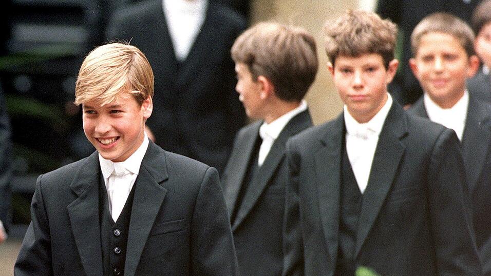 Auch Prinz William geh&ouml;rt zu den Absolventen. Hier ist er an seinem ersten Tag an der Schule im Jahr 1995 zu sehen. (Archivbild)