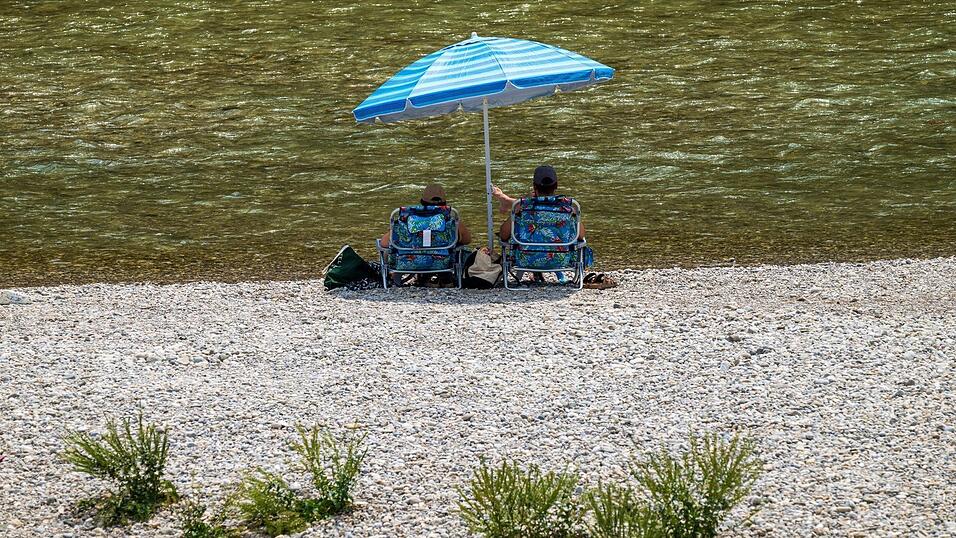 Bei Sommerhitze ist die Isar in München ein Sehnsuchtsort. (Archivbild) Bei Sommerhitze ist die Isar in München ein Sehnsuchtsort. (Archivbild)