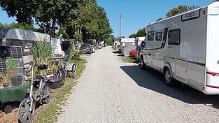 Der Campingplatz am Mossandlweiher wurde in den vergangenen Jahren stetig ausgebaut. Der Campingplatz am Mossandlweiher wurde in den vergangenen Jahren stetig ausgebaut.