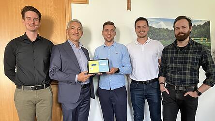 Verwaltung, die aufs Tablet passt: Landrat Dr. Ronny Raith (2. v. l.) informiert sich gemeinsam mit Sachgebietsleiter Reinhard W&ouml;lfl (l.) beim Team der Verwaltungsdigitalisierung um Johann Brunner, Stefan Aulinger und Julian Reese &uuml;ber die digitalen Angebote des Landkreises. Genau 250 Dienste stehen B&uuml;rgerinnen und B&uuml;rgern inzwischen online zur Verf&uuml;gung.
