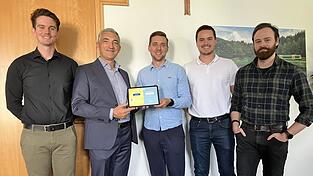 Verwaltung, die aufs Tablet passt: Landrat Dr. Ronny Raith (2. v. l.) informiert sich gemeinsam mit Sachgebietsleiter Reinhard Wölfl (l.) beim Team der Verwaltungsdigitalisierung um Johann Brunner, Stefan Aulinger und Julian Reese über die digitalen Angebote des Landkreises. Genau 250 Dienste stehen Bürgerinnen und Bürgern inzwischen online zur Verfügung. Verwaltung, die aufs Tablet passt: Landrat Dr. Ronny Raith (2. v. l.) informiert sich gemeinsam mit Sachgebietsleiter Reinhard Wölfl (l.) beim Team der Verwaltungsdigitalisierung um Johann Brunner, Stefan Aulinger und Julian Reese über die digitalen Angebote des Landkreises. Genau 250 Dienste stehen Bürgerinnen und Bürgern inzwischen online zur Verfügung.