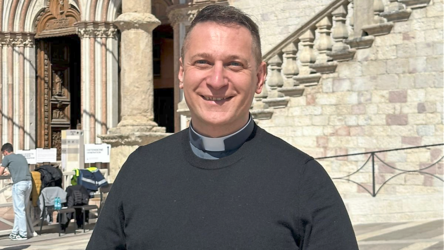 Der neue Moosburger Stadtpfarrer, Fabian Orsetti, auf den Spuren des heiligen Franz von Assisi.
