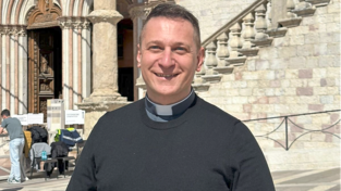 Der neue Moosburger Stadtpfarrer, Fabian Orsetti, auf den Spuren des heiligen Franz von Assisi.