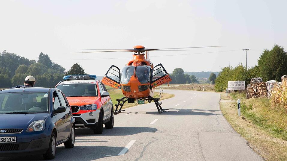 Ein Sanka fuhr am Samstag auf einen Notarztwagen auf, nachdem dieser stark bremste. Vier Rettungskräfte wurden leicht verletzt. Ein Sanka fuhr am Samstag auf einen Notarztwagen auf, nachdem dieser stark bremste. Vier Rettungskräfte wurden leicht verletzt.