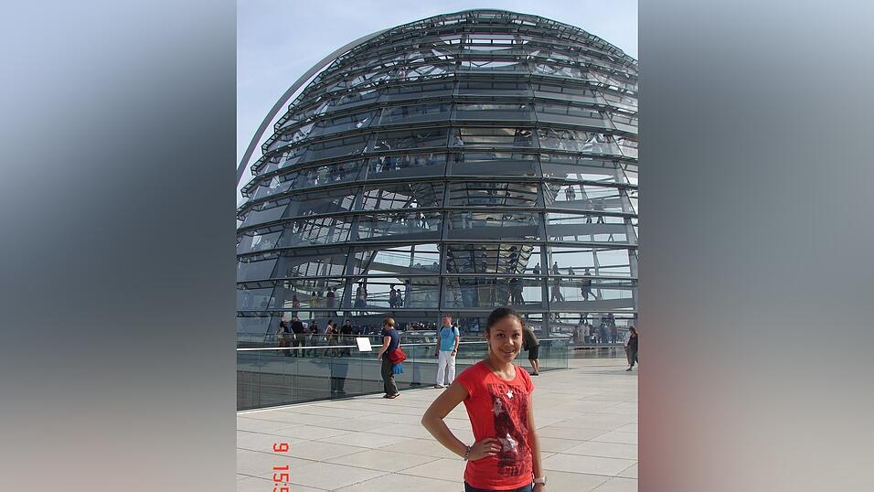 Stefanie Meier (13) besuchte am Tag der Ein- und Ausblicke den Deutschen Bundestag. Dort lernte sie auch Gerda Hasselfeldt (CSU-Landesvorsitzende) kennen. Die ehemalige Ursulinen-Schülerin freute sich, eine Straubingerin in Berlin zu sehen. Stefanie Meier (13) besuchte am Tag der Ein- und Ausblicke den Deutschen Bundestag. Dort lernte sie auch Gerda Hasselfeldt (CSU-Landesvorsitzende) kennen. Die ehemalige Ursulinen-Schülerin freute sich, eine Straubingerin in Berlin zu sehen.