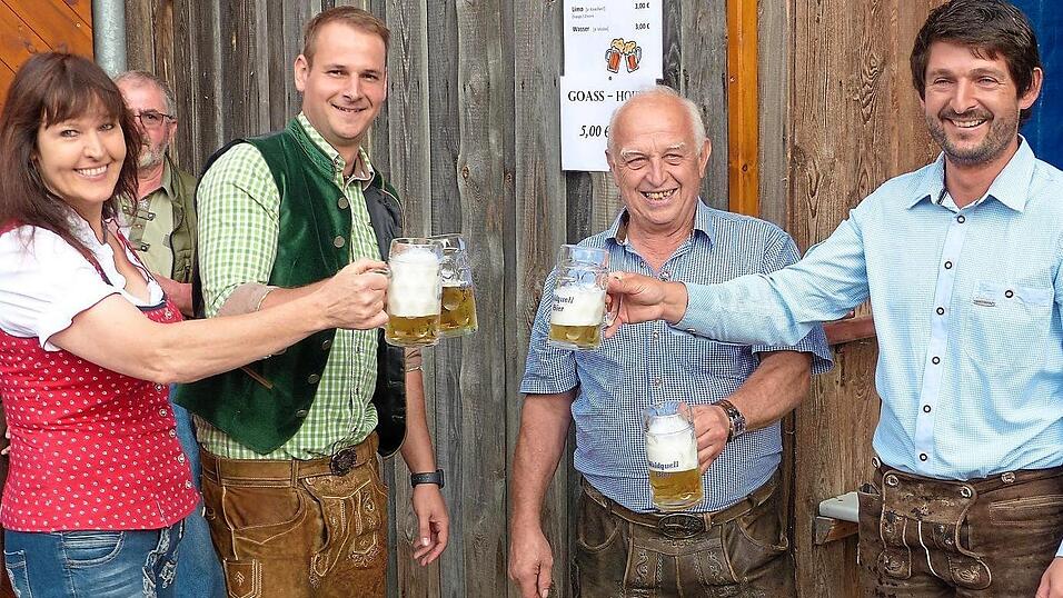 Ein Prosit auf die Dorfgemeinschaft Knöbling: Gaby Klein (Schirmherrin 2019), Vorsitzender Thomas Bauer, Vorgänger Karl Simml und zweiter Bürgermeister Martin Bauer (von links). Ein Prosit auf die Dorfgemeinschaft Knöbling: Gaby Klein (Schirmherrin 2019), Vorsitzender Thomas Bauer, Vorgänger Karl Simml und zweiter Bürgermeister Martin Bauer (von links).