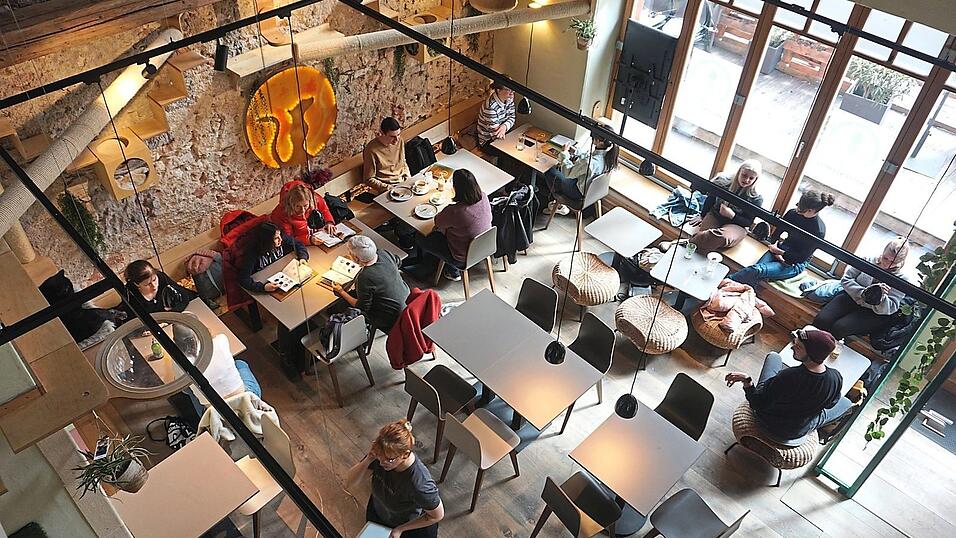 Blick von der Empore in den frisch renovierten Gastbereich.